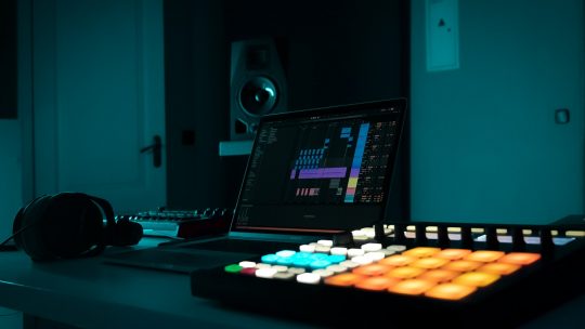 Native Instruments : la creation musicale dans une groovebox autonome